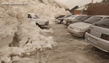 מפולת שלגים מתקרבת למכוניות