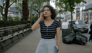 צילום: Giphy אשה עונה לטלפון