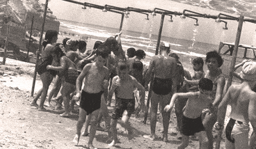 ילדים יורדים מאוטובוס במועצה האזורית גזר, 1963;  ילדים מתרחצים בחוף יפו, 1960; נערות בשיעור שחייה בבריכת גורדון בתל אביב, 1971; גננת עם ילדים, 1950