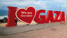 I heart Tel Aviv and I heart Gaza sculptures GIF