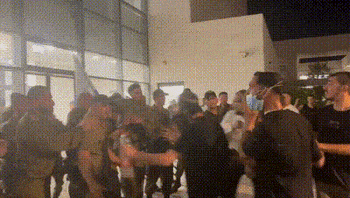 Enfrentamientos entre manifestantes y soldados en la base militar de Beit Lid, el lunes por la noche.